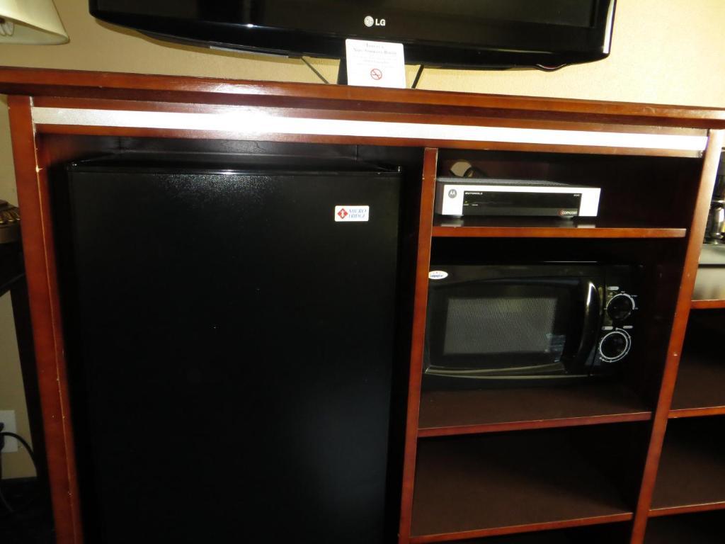 At Bayshore Motel 2*